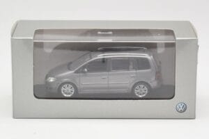 Volkswagen Touran Sport Platinum Grey Minichamps 1:43 TOURAN003 Metal — billede 4 af 4