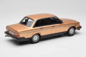 Volvo 240 GL Guld Minichamps 1:18 155171405 Metal — billede 2 af 6