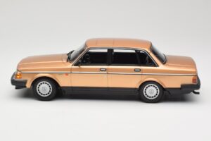Volvo 240 GL Guld Minichamps 1:18 155171405 Metal — billede 3 af 6