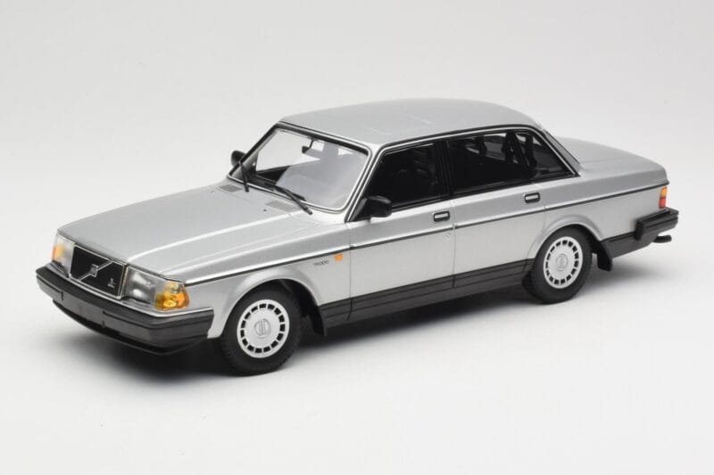 Volvo 240 GL Sølv Minichamps 1:18 155171408 Metal