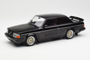Volvo 240 Turbo Sort Custom IXO 1:18 18CMC178 Metal