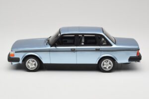 Volvo 244 Turbo Lyseblå DNA 1:18 DNA000135 Metal — billede 3 af 6