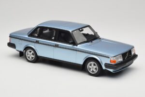 Volvo 244 Turbo Lyseblå DNA 1:18 DNA000135 Metal — billede 4 af 6