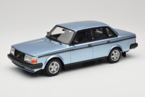 Volvo 244 Turbo Lyseblå DNA 1:18 DNA000135 Metal