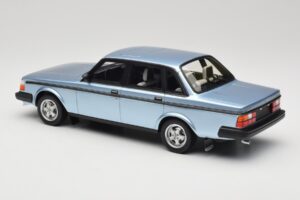 Volvo 244 Turbo Lyseblå DNA 1:18 DNA000135 Metal — billede 5 af 6