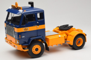 Volvo F88 Mørkeblå Gul MCG 1:18 MCG18140 Metal