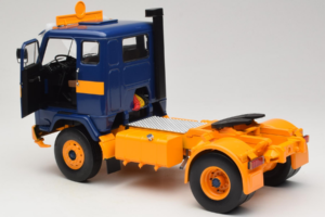 Volvo F88 Mørkeblå Gul MCG 1:18 MCG18140 Metal — billede 5 af 8