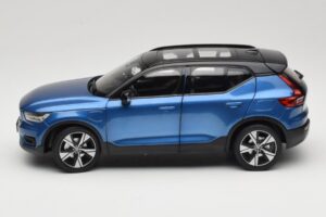 Volvo XC40 Recharge Blå Metallic Paudi Model 1:18 2562373 Metal — billede 4 af 8