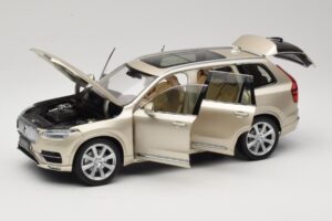 Volvo XC90 Luminous Sand Yellow Paudi Model 1:18 9430841 Metal — billede 2 af 8