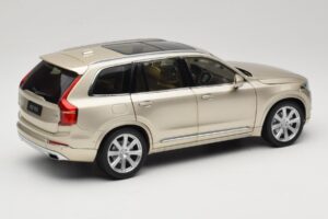 Volvo XC90 Luminous Sand Yellow Paudi Model 1:18 9430841 Metal — billede 3 af 8