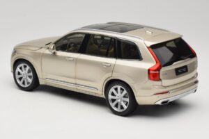 Volvo XC90 Luminous Sand Yellow Paudi Model 1:18 9430841 Metal — billede 7 af 8