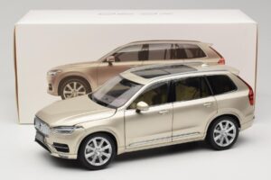 Volvo XC90 Luminous Sand Yellow Paudi Model 1:18 9430841 Metal — billede 8 af 8