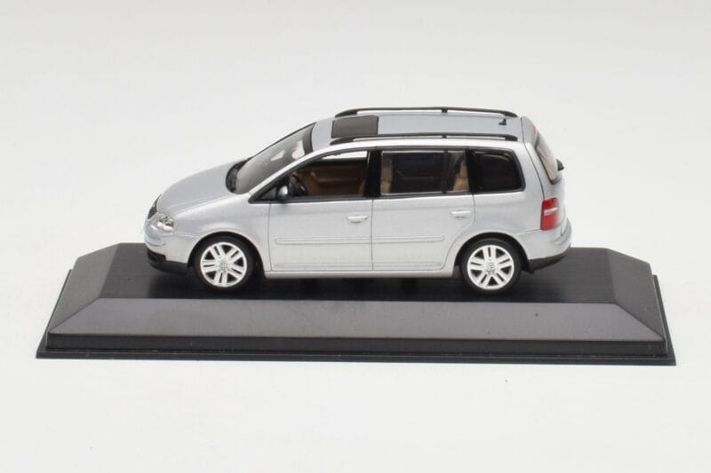Volkswagen Touran Reflex Sølv Minichamps 1:43 TOURAN001 Metal