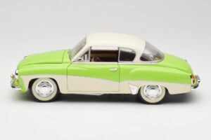 Wartburg 313 Pastelgrøn over Beige Revell 1:18 9018 Metal — billede 4 af 8