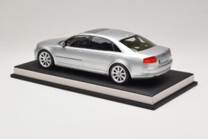 Audi A8 D3 W12 Ice Silver Metallic MotorHelix 1:18 MH030ISM Resin — billede 5 af 7