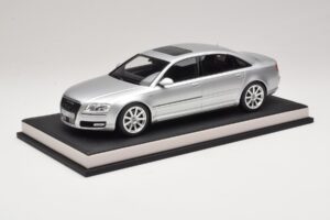 Audi A8 D3 W12 Ice Silver Metallic MotorHelix 1:18 MH030ISM Resin — billede 2 af 7