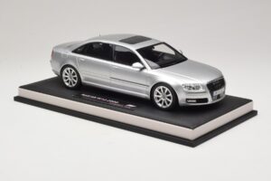 Audi A8 D3 W12 Ice Silver Metallic MotorHelix 1:18 MH030ISM Resin — billede 4 af 7