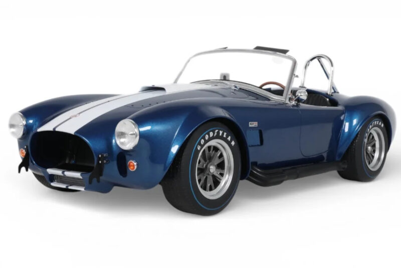 Shelby Cobra 427 S/C Blå & Hvid Stribe GT Spirit 1:8 GTS800802 Resin