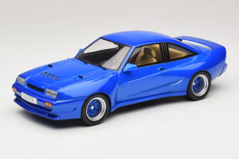 Opel Manta B Blå Metallic MCG 1:18 Opel Manta B Blå Metallic MCG 1:18 MCG18258 Metal