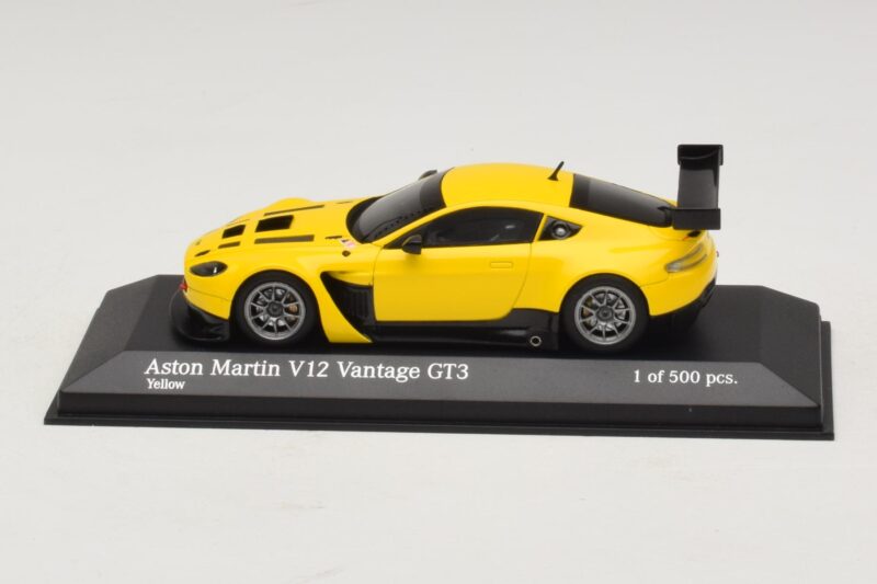 Aston Martin V12 Vantage GT3 Gul Minichamps 1:43 Aston Martin V12 Vantage GT3 Gul Minichamps 1:43 437121391 Metal