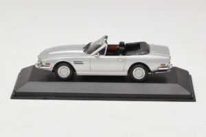 Aston Martin V8 Volante Sølv Minichamps 1:43 400137601 Metal