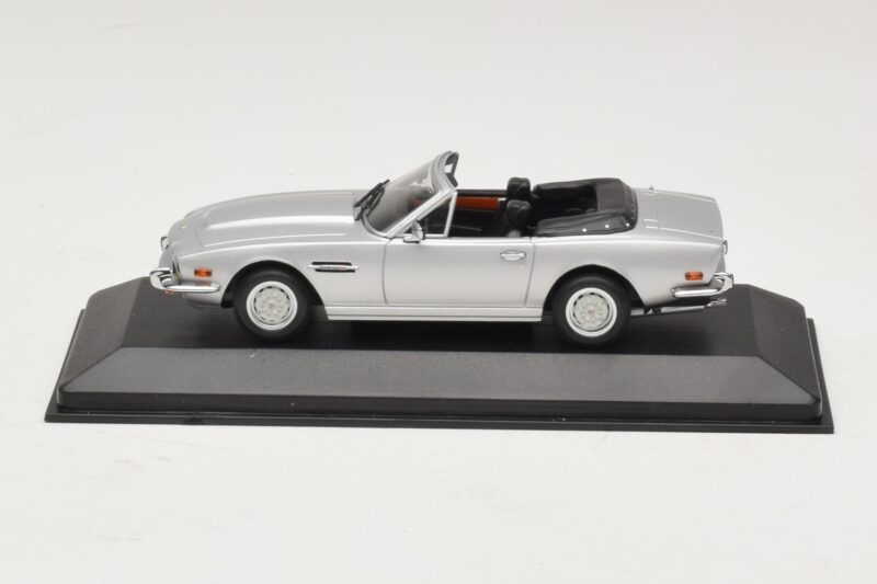 Aston Martin V8 Volante Sølv Minichamps 1:43 400137601 Metal