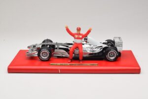 Ferrari F2004 #1 M. Schumacher Six Time World Champion 2004 Krom Sølv Hot Wheels 1:18 C7332 Metal — billede 3 af 6