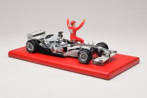 Ferrari F2004 #1 M. Schumacher Six Time World Champion 2004 Krom Sølv Hot Wheels 1:18 C7332 Metal — billede 4 af 6