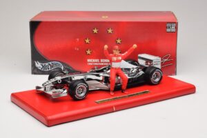Ferrari F2004 #1 M. Schumacher Six Time World Champion 2004 Krom Sølv Hot Wheels 1:18 C7332 Metal — billede 6 af 6