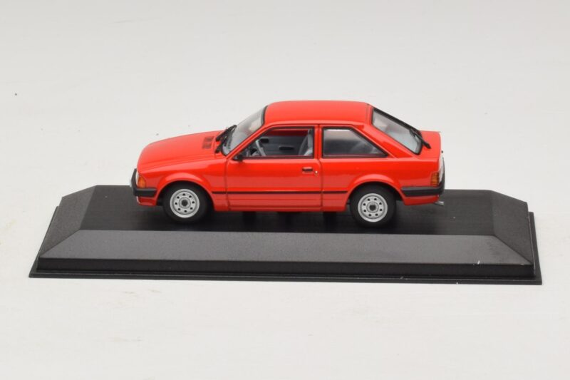 Ford Escort Mk3 3-dørs Rød Minichamps 1:43 400085000 Metal