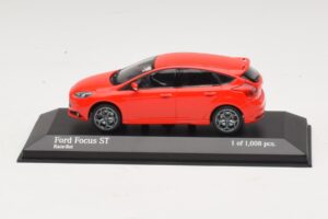 Ford Focus ST Mk3 Rød Minichamps 1:43 410081001 Metal