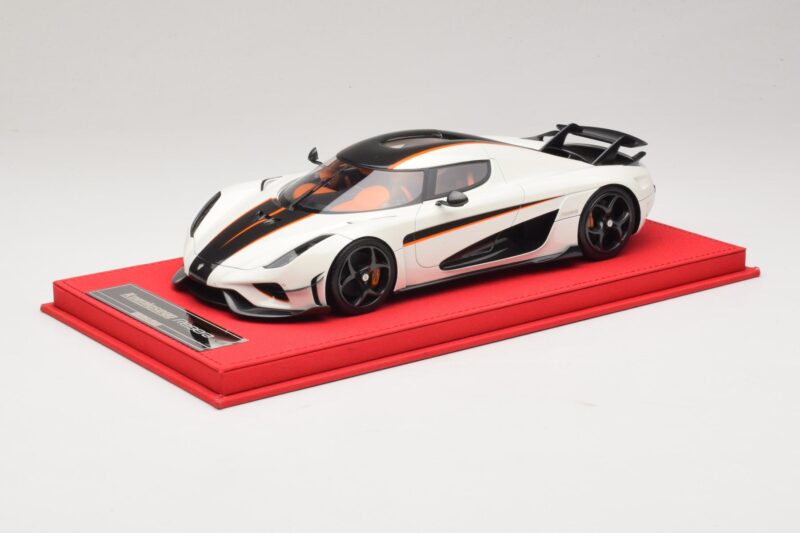 Koenigsegg Regera Hvid med Sort Karbon FrontiArt 1:18 REMC043 Resin