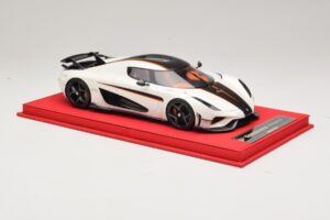 Koenigsegg Regera Hvid med Sort Karbon FrontiArt 1:18 REMC043 Resin — billede 4 af 7