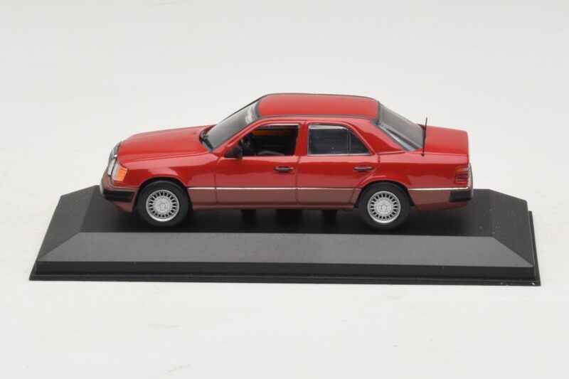 Mercedes 300D W124 Turbo Rød Minichamps 1:43 3210 Metal