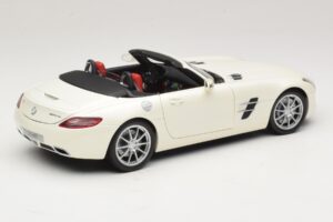 Mercedes SLS AMG Roadster Mystic White II Minichamps 1:18 B66960079 Metal — billede 4 af 9
