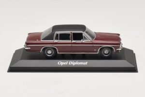 Opel Diplomat B Mørkerød Maxichamps 1:43 940046071 Metal