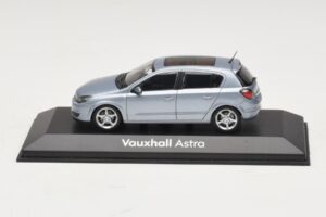 Vauxhall Astra H Sedan Lyseblå Metallic Minichamps 1:43 ASTRA007 Metal