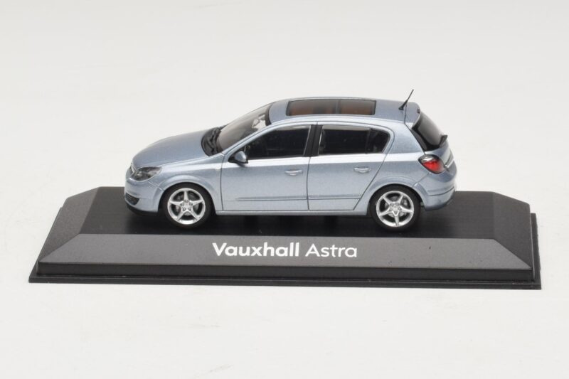 Vauxhall Astra H Sedan Lyseblå Metallic Minichamps 1:43 ASTRA007 Metal