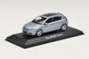 Vauxhall Astra H Sedan Lyseblå Metallic Minichamps 1:43 ASTRA007 Metal — billede 2 af 4