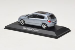 Vauxhall Astra H Sedan Lyseblå Metallic Minichamps 1:43 ASTRA007 Metal — billede 3 af 4
