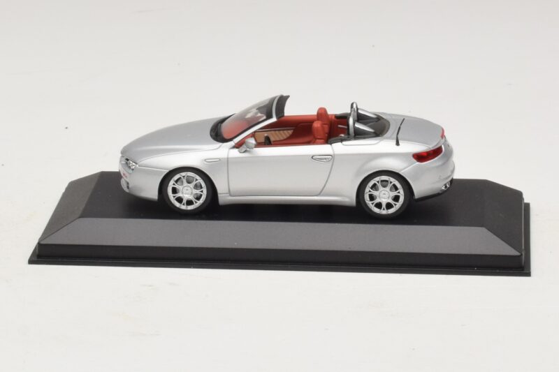 Alfa Romeo Giulia Spider Sølv Minichamps 1:43 Alfa Romeo Giulia Spider Sølv Minichamps 1:43 400120731 Metal