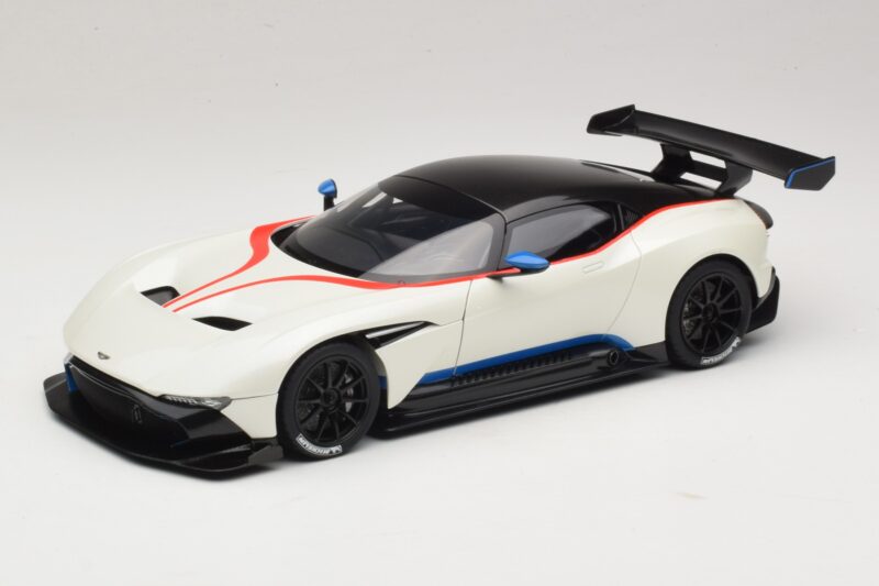 Aston Martin Vulcan Stratus White Med Blå og Røde Striber AUTOart 1:18 70261 Komposit
