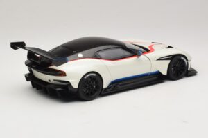 Aston Martin Vulcan Stratus White Med Blå og Røde Striber AUTOart 1:18 70261 Komposit — billede 3 af 8