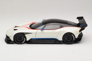 Aston Martin Vulcan Stratus White Med Blå og Røde Striber AUTOart 1:18 70261 Komposit — billede 4 af 8