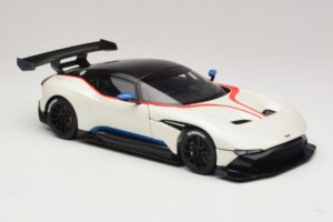 Aston Martin Vulcan Stratus White Med Blå og Røde Striber AUTOart 1:18 70261 Komposit — billede 6 af 8