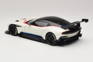 Aston Martin Vulcan Stratus White Med Blå og Røde Striber AUTOart 1:18 70261 Komposit — billede 7 af 8