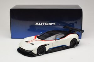 Aston Martin Vulcan Stratus White Med Blå og Røde Striber AUTOart 1:18 70261 Komposit — billede 8 af 8
