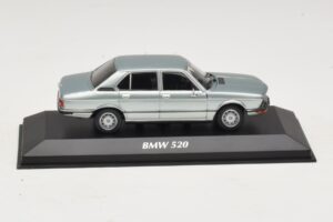 BMW 520 E12 Lyseblå Metallic Maxichamps 1:43 BMW 520 E12 Lyseblå Metallic Maxichamps 1:43 940023002 Metal