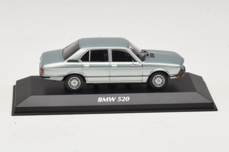 BMW 520 E12 Lyseblå Metallic Maxichamps 1:43 940023002 Metal