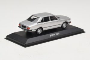 BMW 520 E12 Sølv Maxichamps 1:43 940023000 Metal — billede 2 af 5